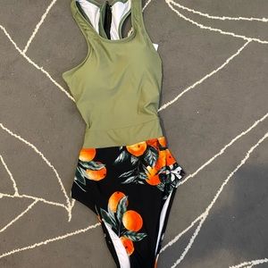 NWT Cupshe one piece bathing suit size lar…